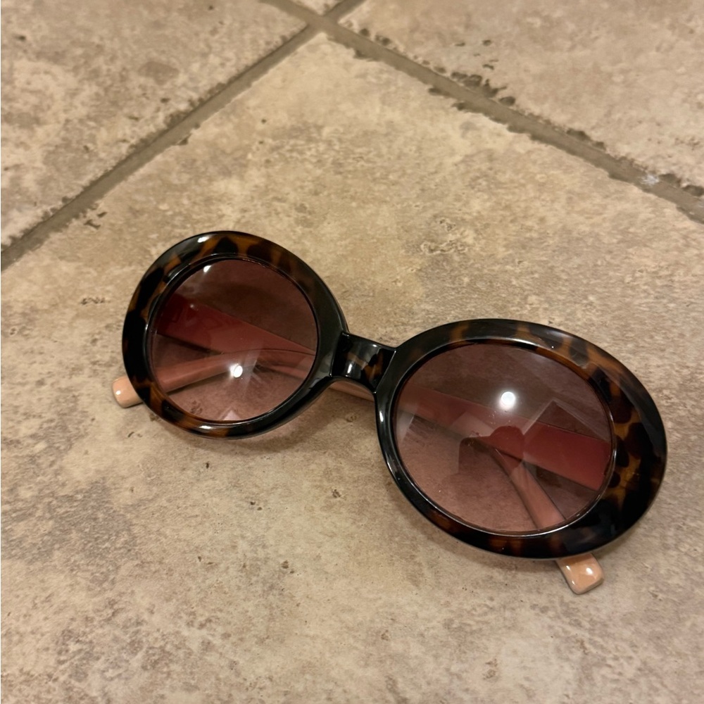 Round Tortoiseshell Sunglasses with Brown Gradient Lenses